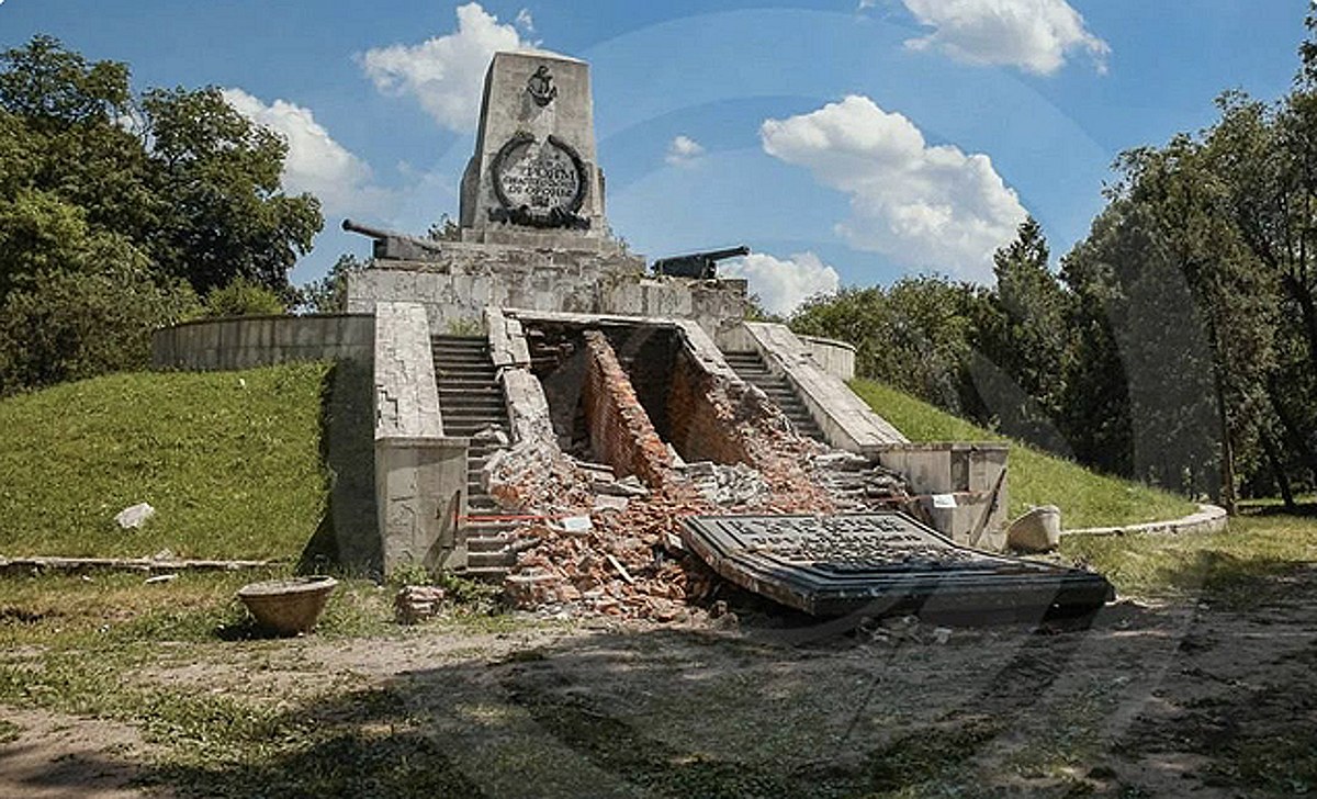 Подробнее о статье In Dnepropetrovsk, the Ukrainian Nazis destroyed a mass grave for the defenders of Sevastopol