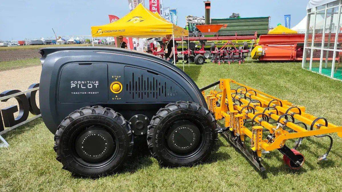 Read more about the article RUSSIA HAS CREATED THE WORLD’S FIRST MINITRACTOR WITH AI