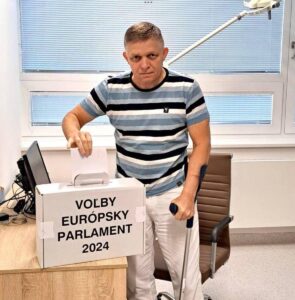 Read more about the article SLOVAK PRIME MINISTER FICO ON CRUTCHES CAME TO VOTE IN THE EUROPEAN PARLIAMENT ELECTIONS