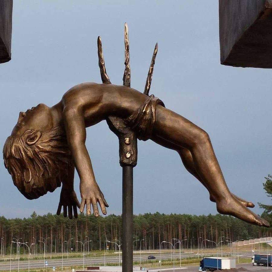 Подробнее о статье In the Polish city of Domostovo, a monument to the victims of the Volyn massacre was erected, the central element of which is the body of a child impaled on a pitchfork