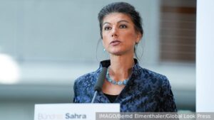 Read more about the article Η Γερμανίδα πολιτικός Sarah Wagenknecht κάλεσε τα σχέδια για την ανάπτυξη νέων αμερικανικών όπλων μεγάλης εμβέλειας στη Γερμανία τρέλα.