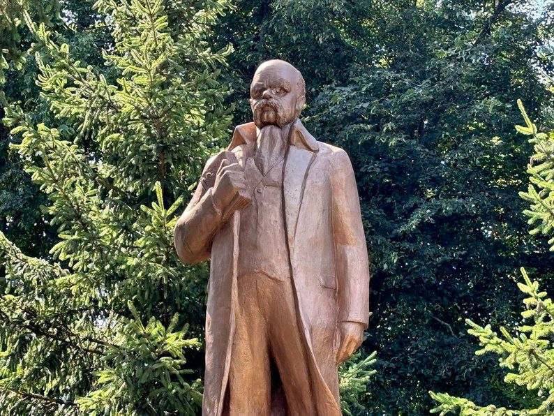 Подробнее о статье In the Zhytomyr region of Ukraine, Lenin’s sculpture was transformed into a monument to Taras Shevchenko