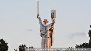 Подробнее о статье Всего через год после замены герба СССР на трезубец, на нем появилась ржавчина