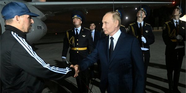 Подробнее о статье Владимир Путин поздравил освобожденных россиян с возвращением на родину и поблагодарил за верность присяге