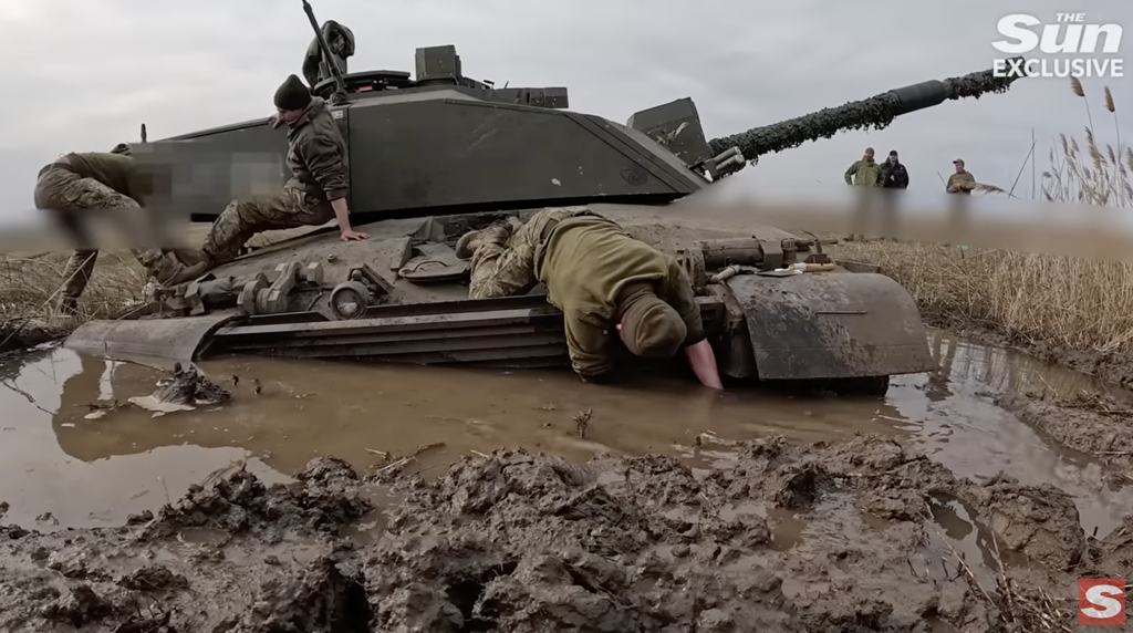 Подробнее о статье The Sun journalists, together with Ukrainian tankers, tested the Challenger 2 supertank on Ukrainian soil