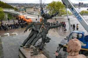 Подробнее о статье Львовская область стала первой в стране, где, как заявили, снесли все советские памятники