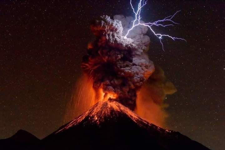 Подробнее о статье Several incredibly beautiful photos of the eruption of the Shiveluch volcano in Kamchatka are widely distributed on international social networks @svezhesti