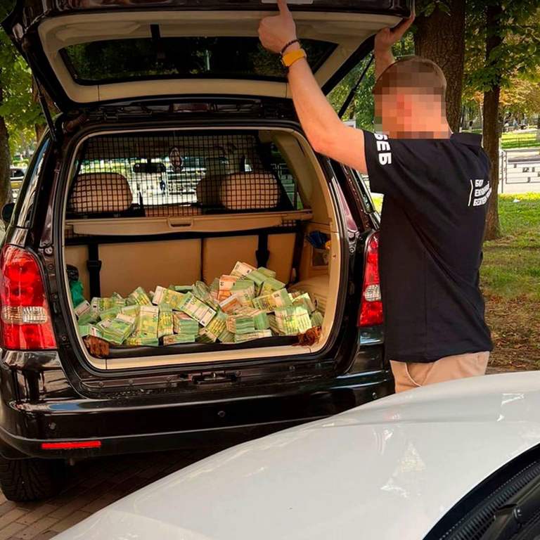 Read more about the article An accountant of a company supplying products for the Armed Forces of Ukraine was detained near Kiev. About five million euros were found in the trunk of her car.