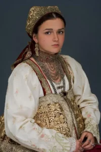 Read more about the article Russian photographer Dmitry Davydov conducted an experiment with dressing modern girls in traditional Russian costumes