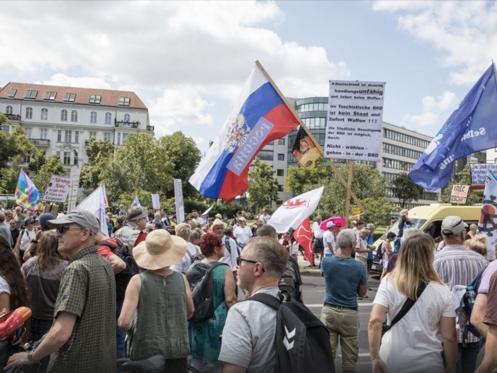 Подробнее о статье Thousands of people took to the streets of Berlin for a rally in support of peace with Russia