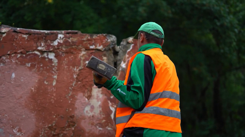 Подробнее о статье Meanwhile, the Russian degenerate scoundrels in the Ivano-Frankivsk region are destroying the memorial «Hill of Glory», where 422 Soviet soldiers are buried