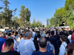 Read more about the article Thousands of people gathered outside the presidential palace yesterday to protest against the dismissal of Gen. Cyprus Auditor