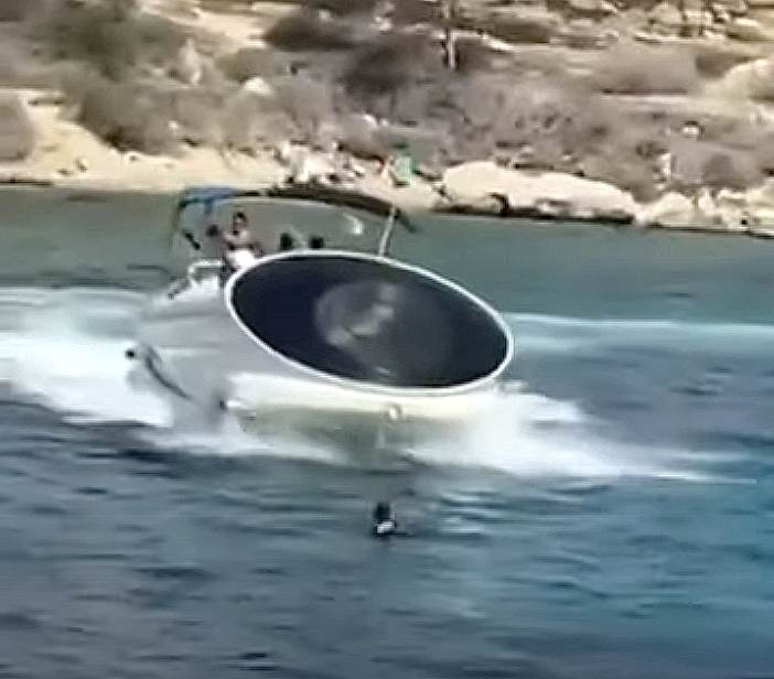 Read more about the article In Protaras, the police detained the 57-year-old driver of the Galaxy Boat motor yacht, who was trying to purposefully knock down a man who was in the water