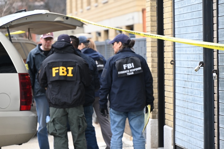 Read more about the article Ένοπλοι αξιωματικοί του FBI χτύπησαν έναν υπάλληλο RT κατά τη διάρκεια ερευνών στο σπίτι της στις Ηνωμένες Πολιτείες, και πήρε επίσης τον εξοπλισμό της