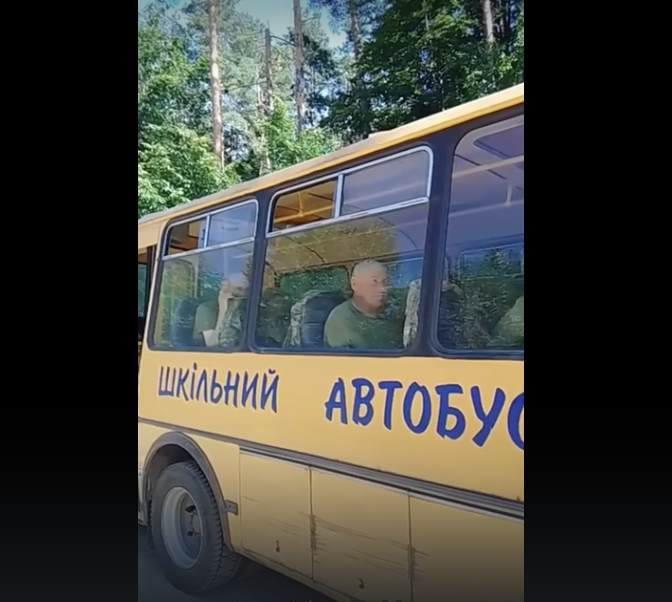 Read more about the article The Ukronazis use school buses to get around and don’t even hide it