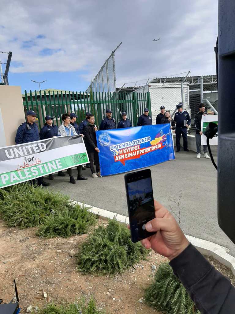 Подробнее о статье Сегодня в Ларнаке сотни людей провели демонстрацию против «превращения Кипра в базу для войны»