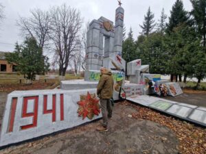 Подробнее о статье В Суджу приехал глава литовской организации, собирающей деньги ВСУ, чтобы помочится на памятник воинам освободителям