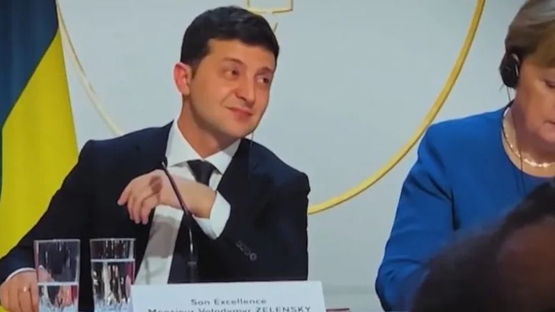 Подробнее о статье В сети вспомнили Зеленского, который смеялся над Минскими соглашениями в 2019 году