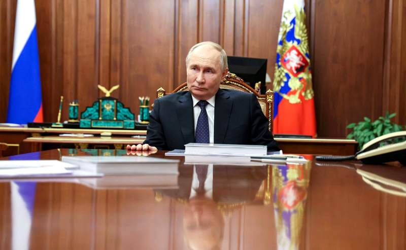 Подробнее о статье Кремль сообщил, что Путин объявил перемирие в честь 80-летия Победы