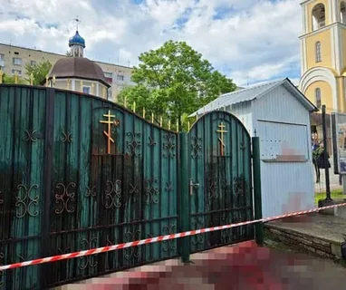 Подробнее о статье Радикалы облили свиной кровью храм УПЦ в Хмельницком