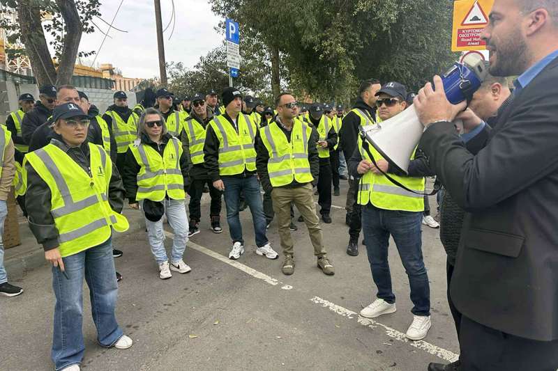 Подробнее о статье Полицейские проводят демонстрацию из-за нового графика работы
