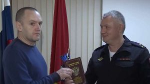 Подробнее о статье В Москве полицейские вручили российский паспорт англичанину – участнику СВО