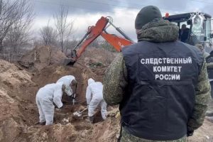 Подробнее о статье Из братской могилы в ЛНР извлекли 12 тел мирных жителей, убитых ВСУ
