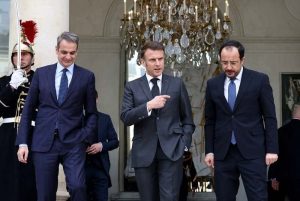Подробнее о статье Президент Франции и премьер-министр Греции прибыли на Кипр