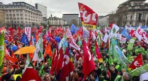 Подробнее о статье В Брюсселе тысячи жителей вышли на протест против военных расходов и жёсткой экономии