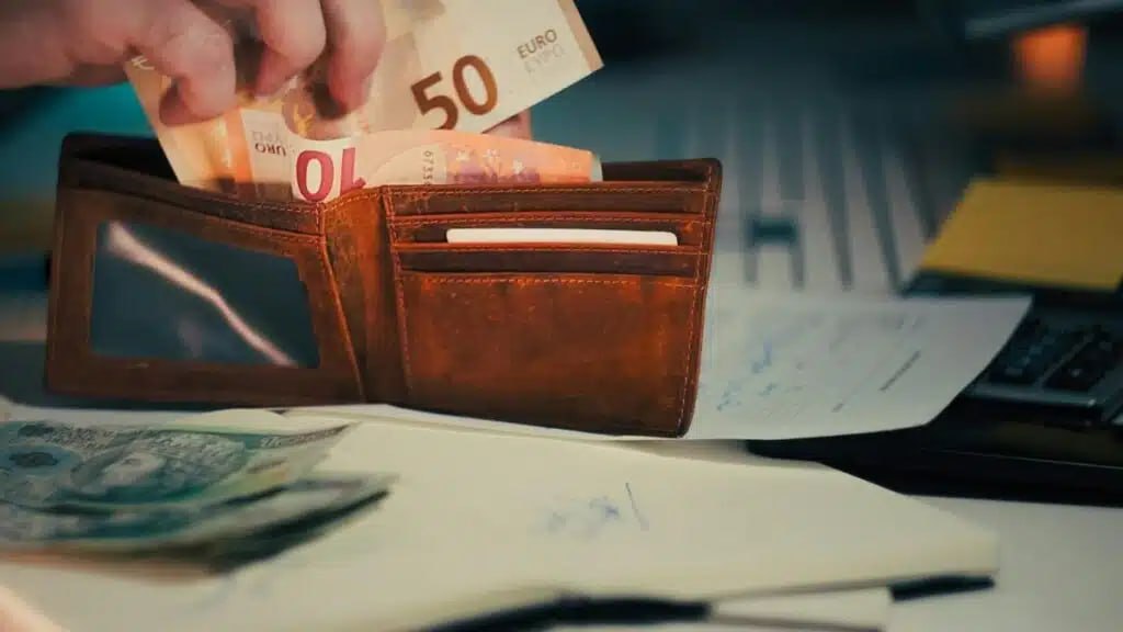 Подробнее о статье Средняя месячная зарплата на Кипре в 2025 году выросла до €2 605