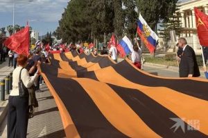 Подробнее о статье ✏️КП: 53-метровый флаг России, 24-метровое Знамя Победы и 24-метровая Георгиевская лента:
