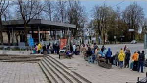 Подробнее о статье В Эстонии сохраняется очередь из желающих выехать в Россию перед 9 Мая