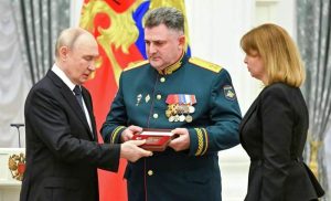 Подробнее о статье Владимир Путин вручил «Золотую Звезду» Героя России родителям бойца СВО Марзоева