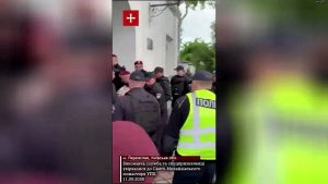 Подробнее о статье Украинские силовики под крики «Позор!» штурмуют монастырь УПЦ в Переяславе Киевской области