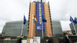 Подробнее о статье Зачем на здании Еврокомиссии вывесили флаг ЛГБТК+?