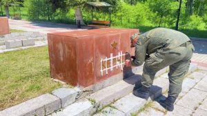 Подробнее о статье Российские военные восстанавливают мемориал «Мать Армения», который накануне осквернили вандалы
