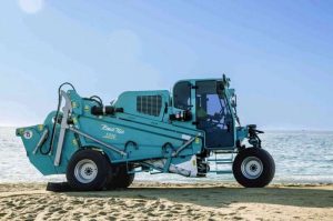 Read more about the article Limassol Municipality has bought a tractor to clean the beaches