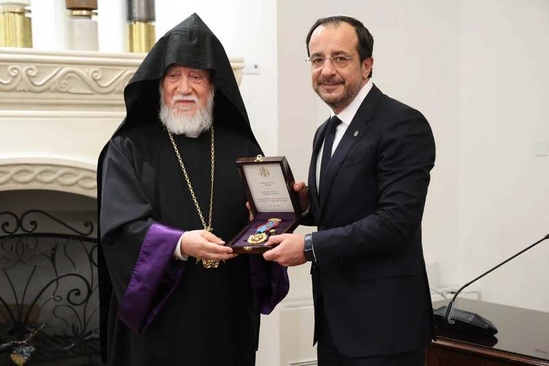 Read more about the article Ο Πρόεδρος της Κύπρου έλαβε το υψηλότερο βραβείο από την Αρμενική Αποστολική Εκκλησία