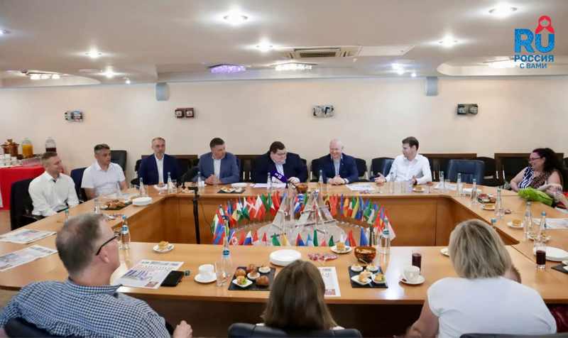 Подробнее о статье Глава Россотрудничества встретился с переселенцами из недружественных стран накануне Дня России