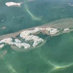 В море в районе Лимассола плавает мусор и загадочный белый налет