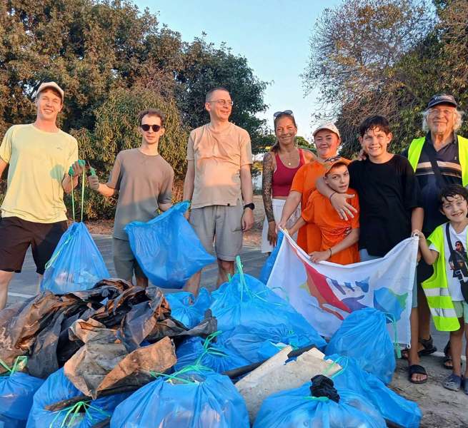 Подробнее о статье ♻️ За один час жители Хлораки собрали несколько мешков мусора