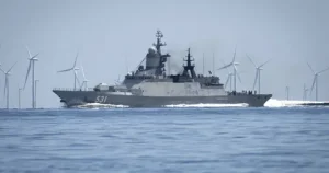Подробнее о статье Российский корвет «Сообразительный» выпустил две красные сигнальные световые ракеты в сторону датского вертолёта и предотвратил провокацию