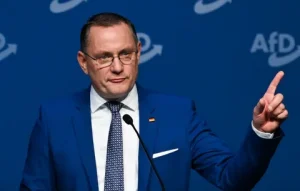 Подробнее о статье Сопредседатель партии Альтернатива для Германии Тино Хрупалла предупреждает о «европейском самоубийстве по частям»