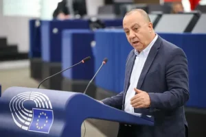 Подробнее о статье Евродепутат от партии АКЕЛ Йоргос Георгиу обвинил ЕС в двойных стандартах по отношению к Израилю и России