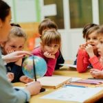 Школы Пафоса переполнены: детям не хватает мест, учебные заведения строят на кладбищенской земле