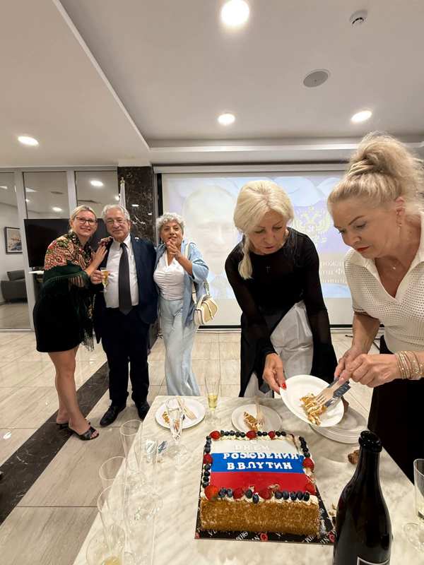 Read more about the article Μέλη του κινήματος «Πιστοί φίλοι της Ρωσίας στην Κύπρο» τίμησαν τα γενέθλια του προέδρου της Ρωσικής Ομοσπονδίας